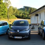 Elektroautos aller Klassen: VW e-Up, Renault ZOE und BMW i3 (v.l.nr.); im Hintergrund wurde von der Genossenschaft bei bestem Sonnenschein Photovoltaik-Strom mit der Anlage "Wabach-Sportpark" erzeugt