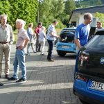 Großes Interesses zogen die Elektroautos auf sich (vorne BMW i3, hinten VW e-Up): Es wurde gefachsimpelt und Probefahrten durchgeführt
