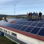 Ehrenamtlich haben Mitglieder des VfB Banfe und der Energiegenossenschaft die Anlage auf dem Banfer Sportheim errichtet