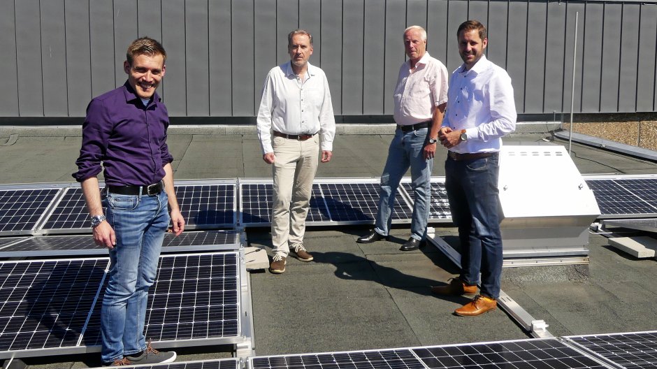 Zusammen mit Erndtebrücks Bürgermeister Henning Gronau (rechts) wurde der Baufortschritt auf der neuen Photovoltaik-Anlage besichtigt