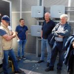 Treffen auf dem Dach des Städtischen Gymnasiums Bad Laasphe mit der ersten Photovoltaik-Anlage: Bürgermeister-Kandidat Dirk Terlinden (rechts) besucht die Energiegenossen.