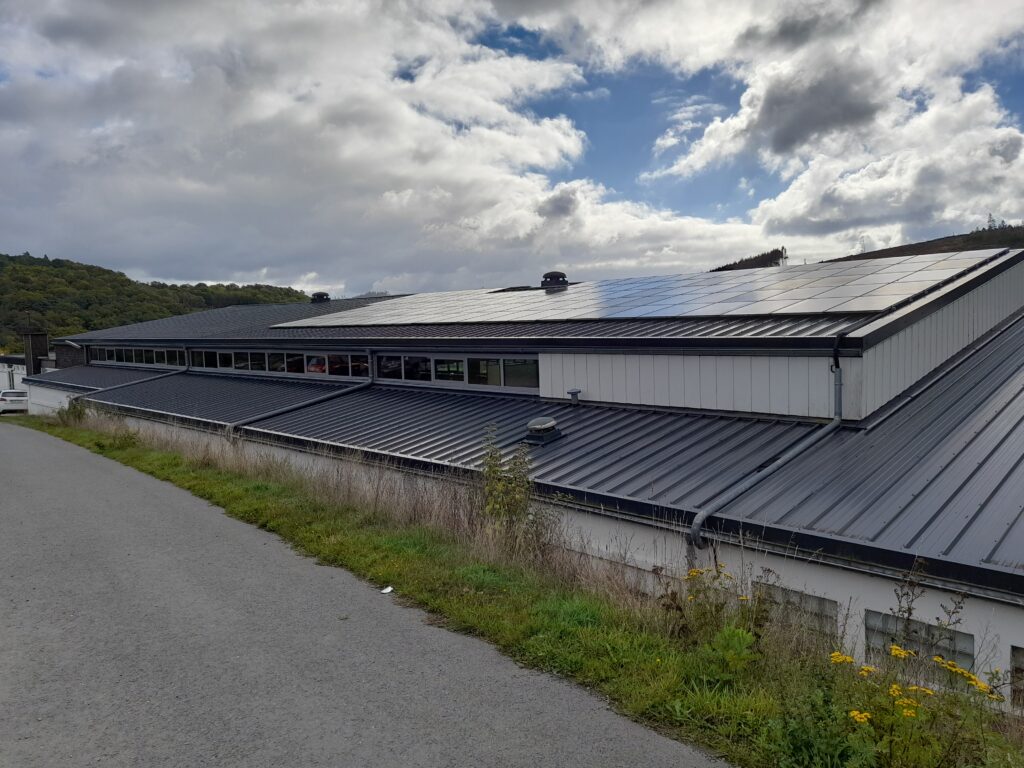 Dachflächen der Kulturhalle Wittgenstein in Dotzlar