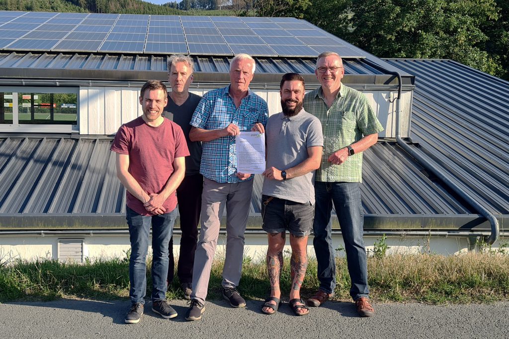 Der SPD-Ortsverein Bad Berleburg überreicht der Energiegenossenschaft Wittgenstein ihre Beitrittsurkunde