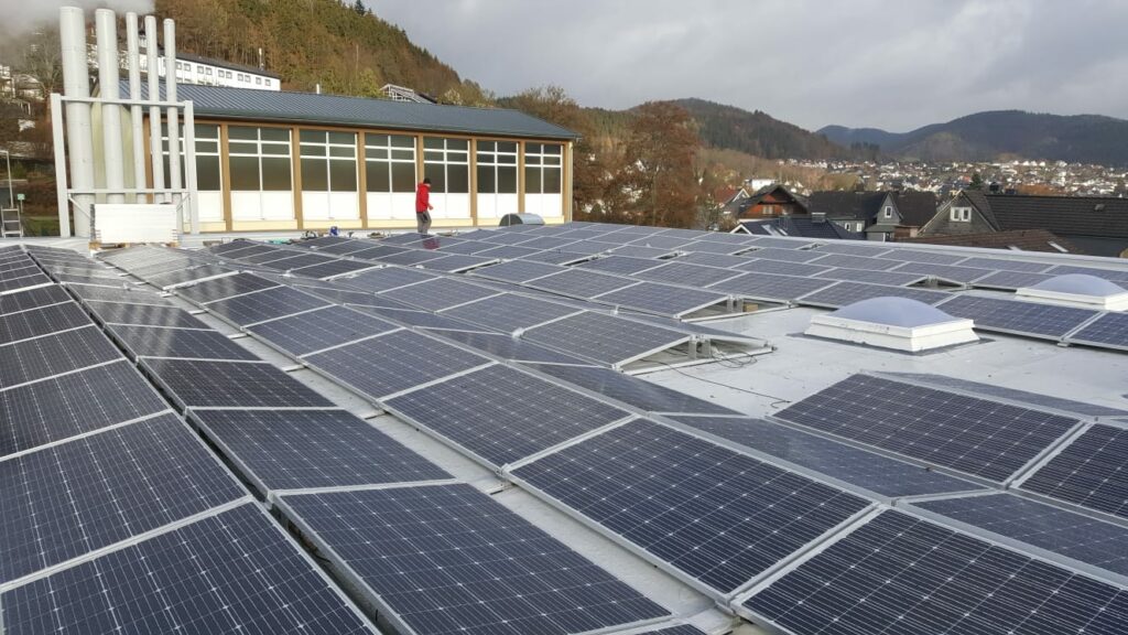 Die Anlage auf der Aula des Städtischen Gymnasiums Bad Laasphe hat dank der ersten "vollen Solarsaison" maßgeblich zur Millionsten Kilowattstunde und dem 31 % an Wachstum beigetragen.